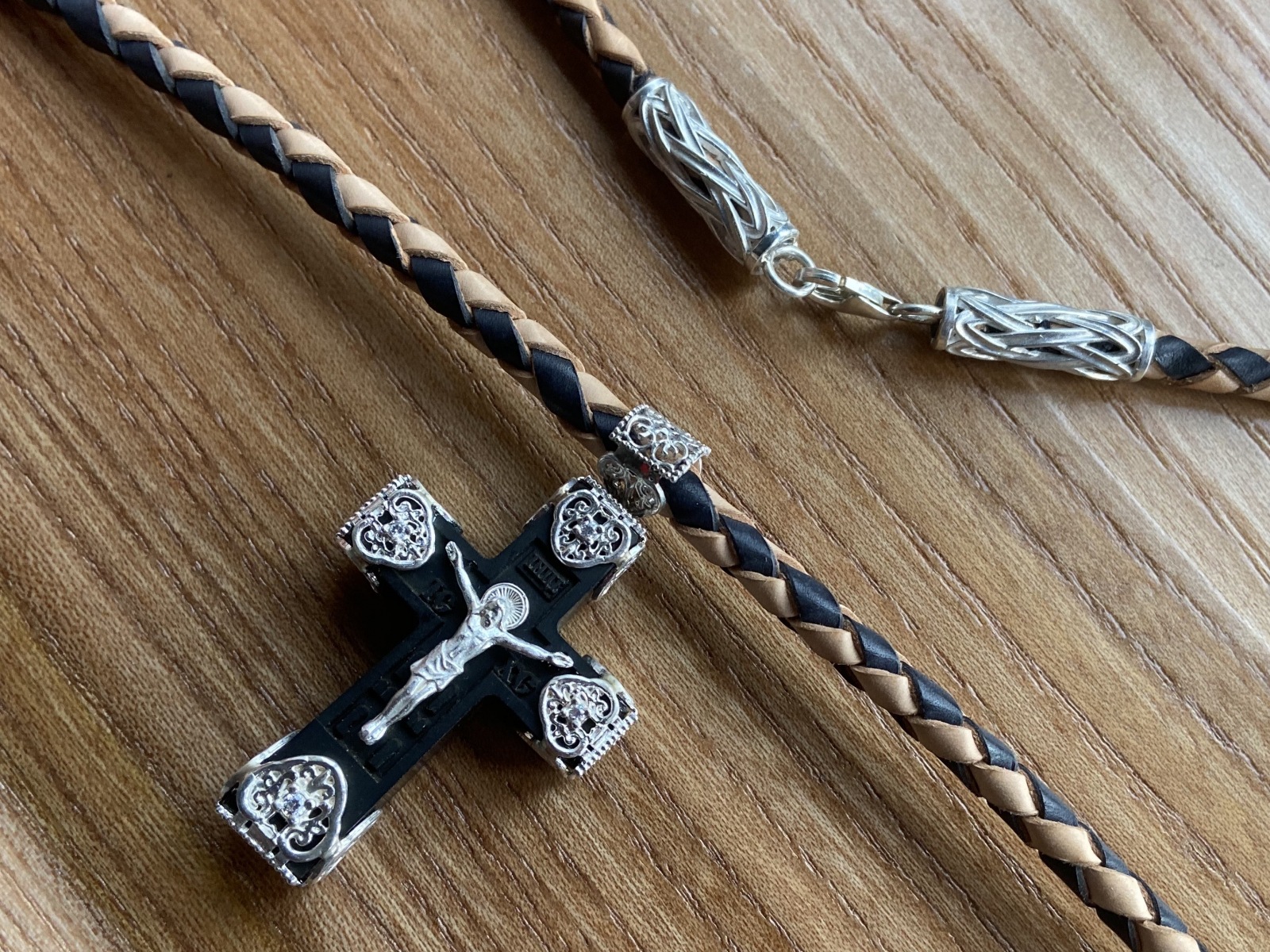 Кожаный шнур (гайтан) с нательным крестом