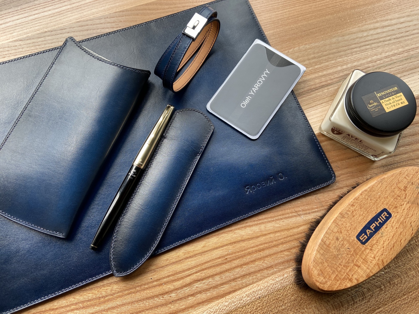 Набор аксессуаров из кожи