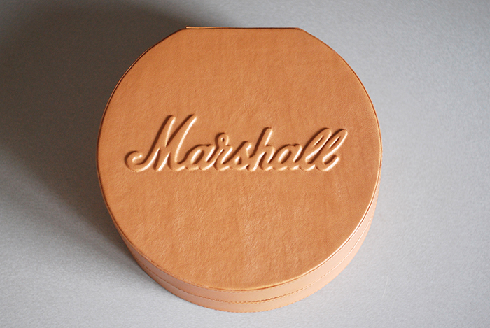 Коробка для хранения и транспортировки наушников Marshall.