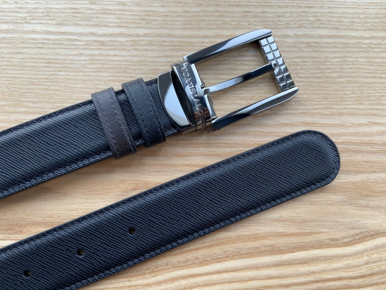 Брючный ремень из кожи сафьяно.