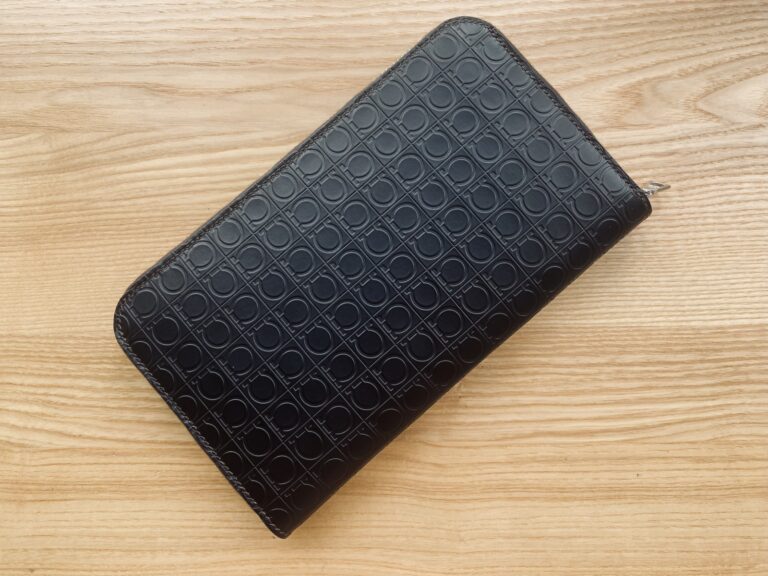 Шкіряний органайзер на блискавці чорного кольору, тиснення з геометричним візерунком, вигляд зверху