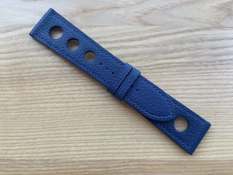 Синій шкіряний ремінець для Apple Watch 42, 44, 45 mm з перфорацією та ручним швом на дерев’яній поверхні.