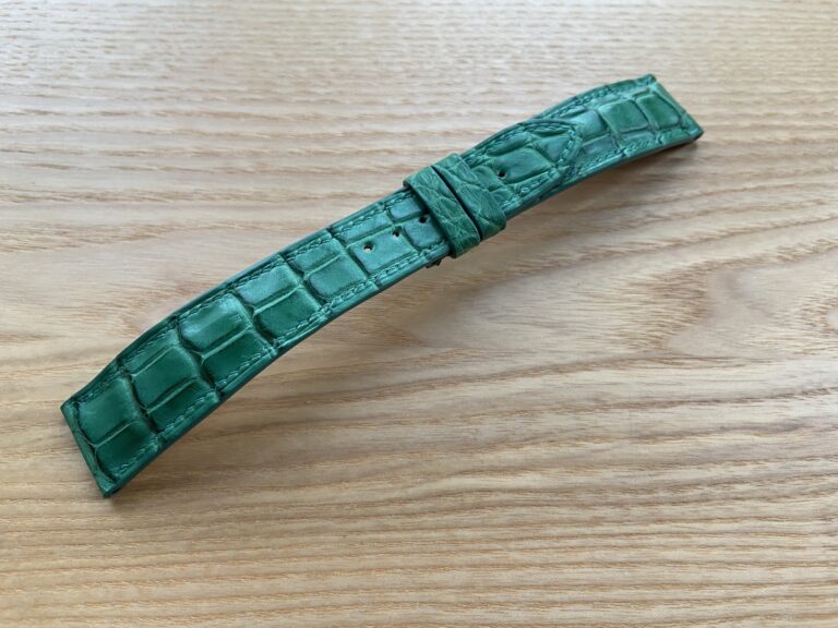 Зелений ремінець для Patek Philippe зі шкіри алігатора — вигляд під кутом